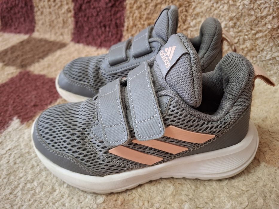 Кроссовки Adidas.