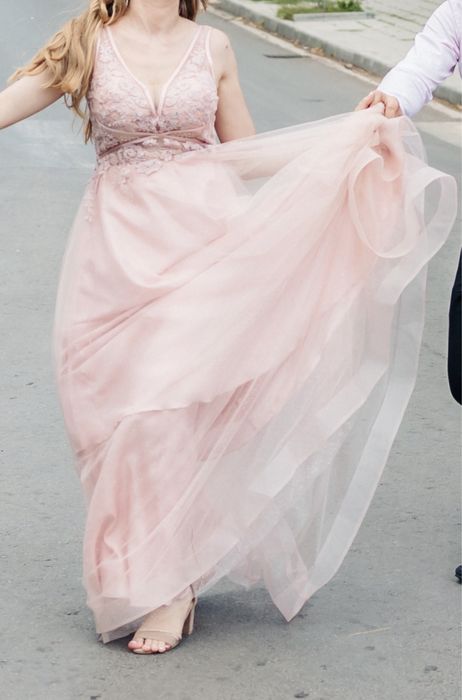 Бална Рокля М/Л, носена е един единствен път