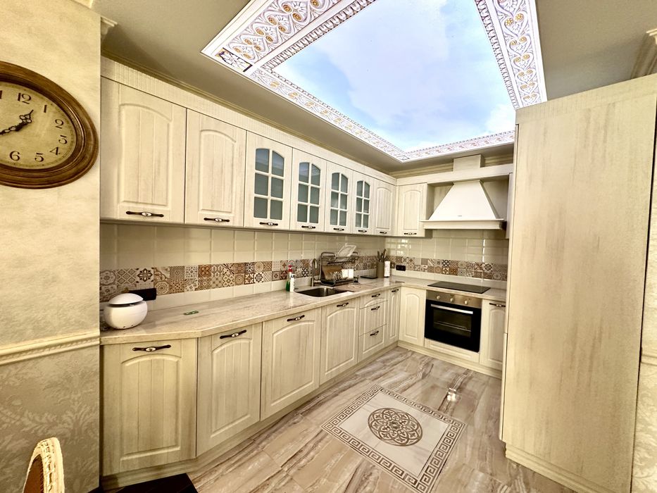 Продава се Тристаен апартамент в Велико Търново, Център - 101 кв.м за 1832 €/кв.м - Снимка #2