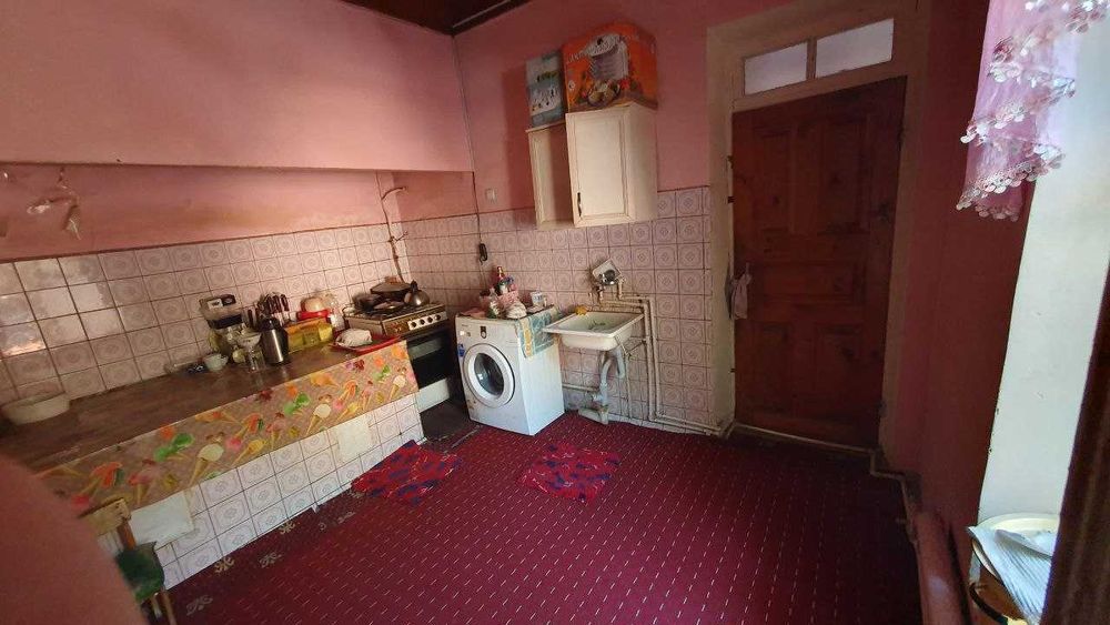 Срочно ховли уй сотилади. 13 хонадан иборат ЦЕНТРДА.