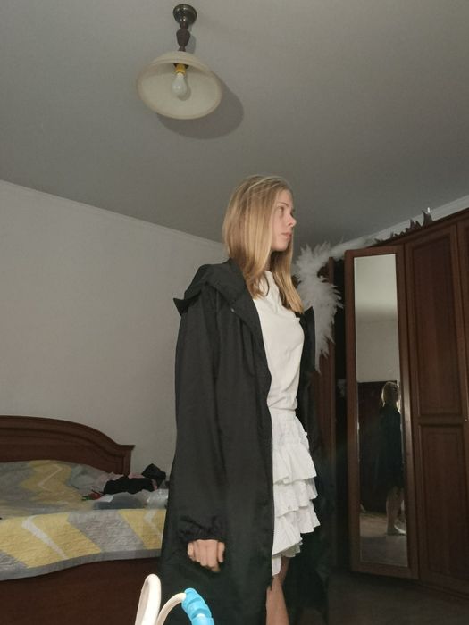 Плащ белый и черный