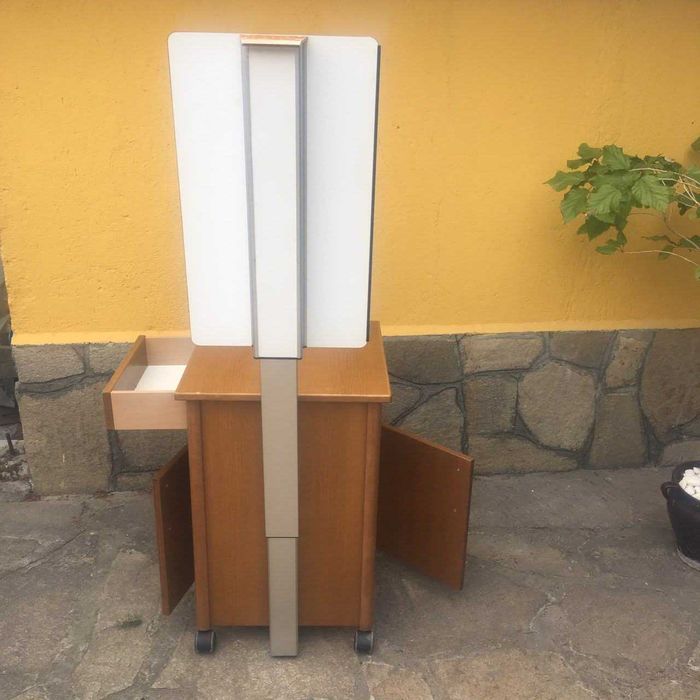 Шкаф с изтеглящ механизъм