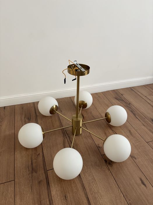 Люстра на 6 лампочек, одна не горит