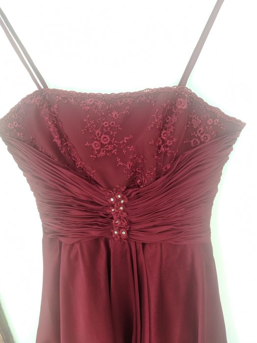 Vând rochie mărimea 34-36, voal și broderie, culoare bordo