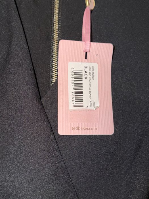 Рокля Ted Baker в черно с цветя