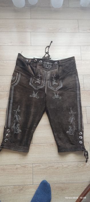 Costum vânător sau baluri vânători de piele și sacou