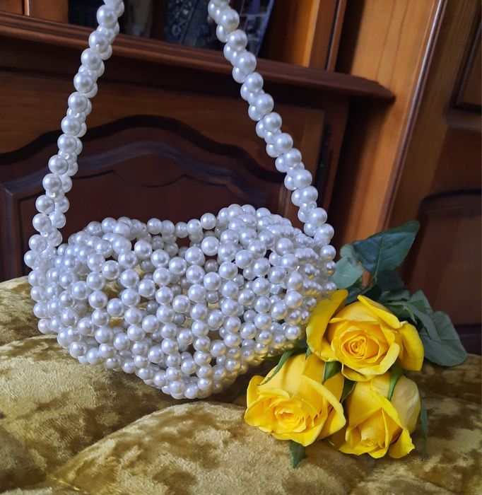 Poseta bijuterie lucrata cu perle din sticlă.