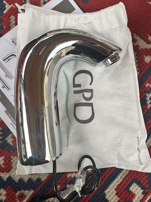 Смеситель для раковины с фотоэлементом