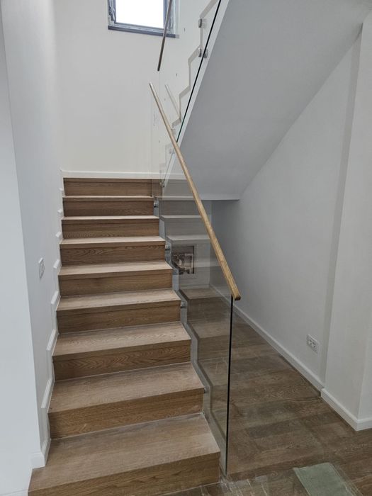 Trepte lemn masiv, riflaje, balustrada , mana curenta