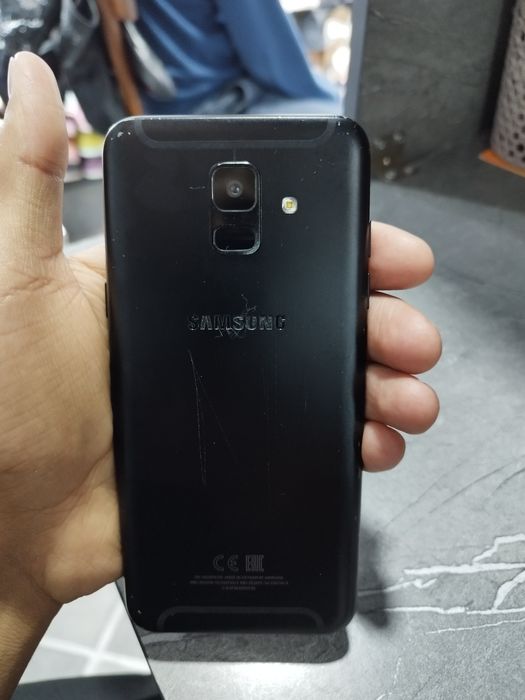 Samsung A6 qora rangli qirilgan joyi yo'q