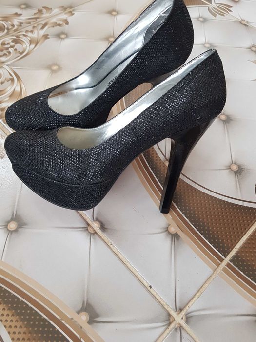 Комплект обувки на ток и малка дамска чанта /портфейл/със брокат.