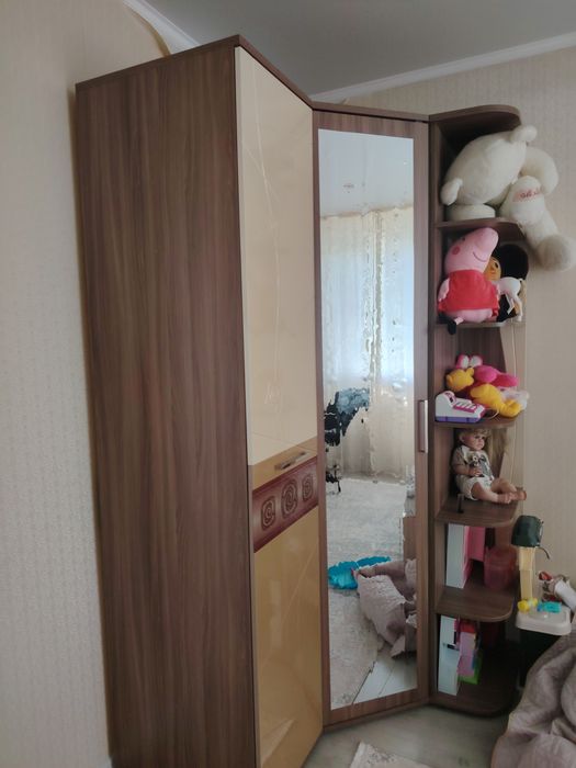 Продам шкаф, стол, кровать.