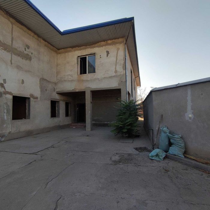 Продается участок с двух-этажным домом,рядом с Мечетью.