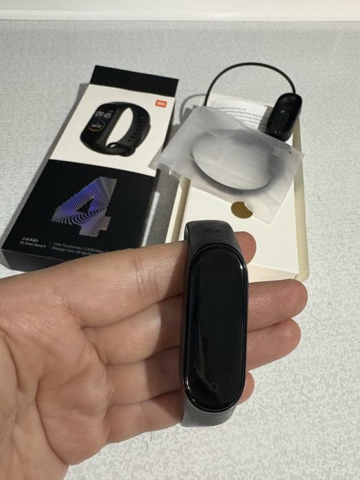 Продам смарт часы в упаковке MI SMART BAND 4 . Черные.