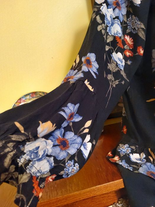 Bluza noua minunata, imprimeu floral, volane, maneci deosebite