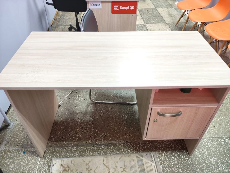 продам стол, подходит для офиса или для школьника