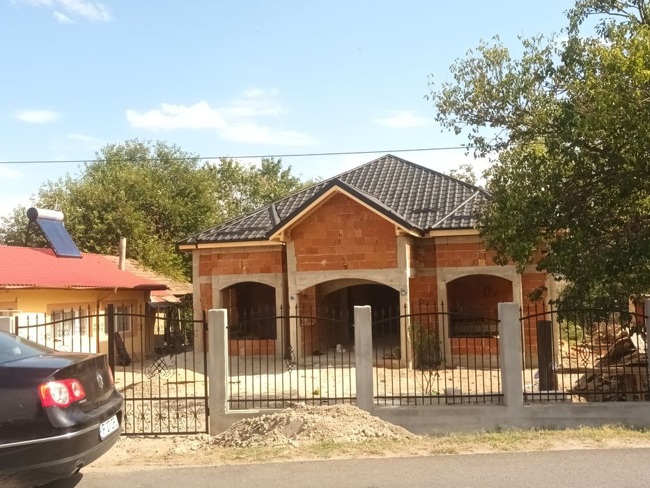 Acoperișuri Premium – Reparații, Velux, Opritori Zăpadă, Deszăpezir