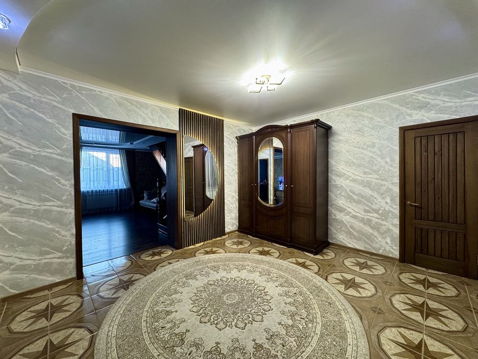 Дом 2 этажа, баня, бассейн, гараж.