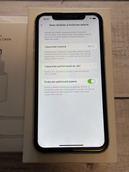iPhone XR white - 88% santatea bateriei originale, impecabil