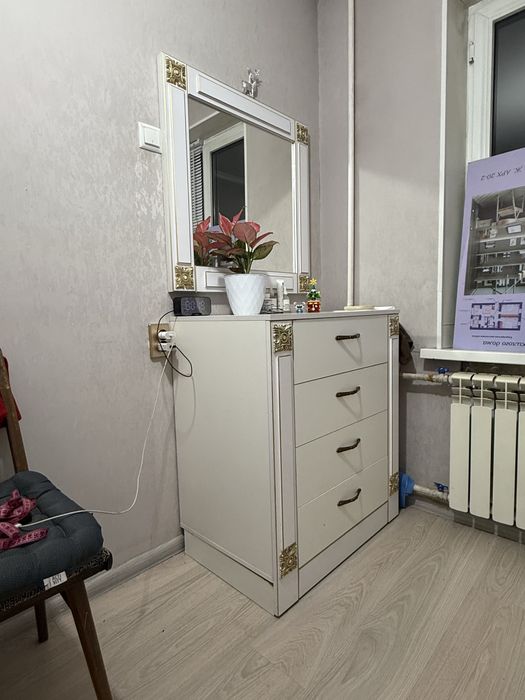 Комод с зеркалом