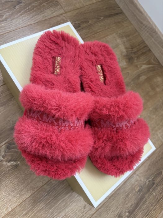 Продават се MICHAEL KORS дамски чехли с пух Scarlet red