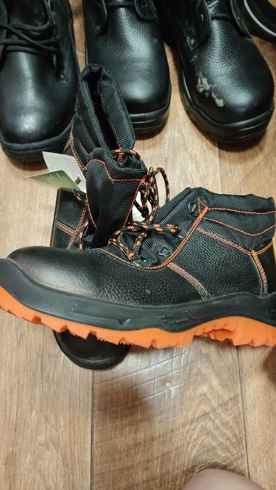 Продам рабочию обувь