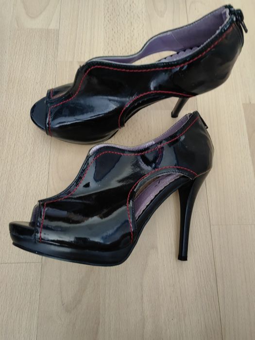 Различни модели обувки на висок ток