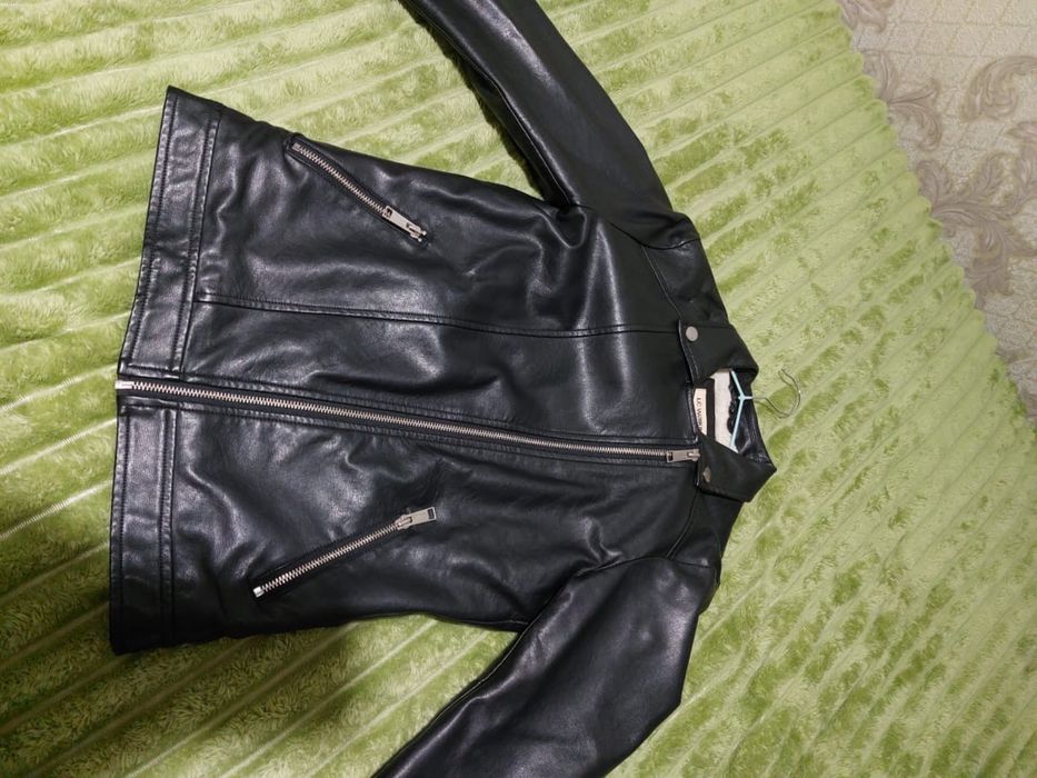 Кожная куртка на девочку