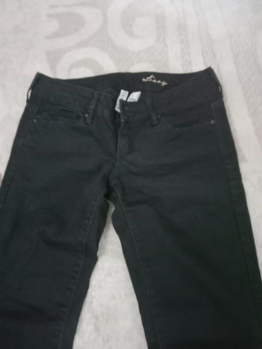 Продаю женские чёрные джинсы Mango