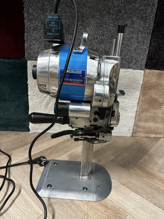 Vand Masina de croit,taiat,debitat materiale(perdele,draperi,covoare)