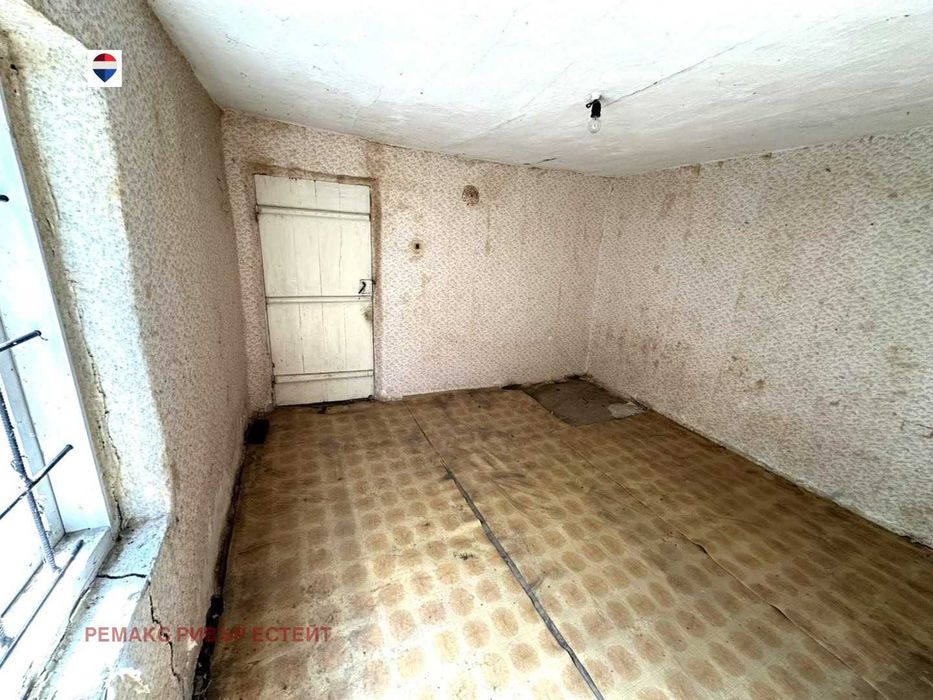 Къща с голям двор за продажба в с. Бръшлен