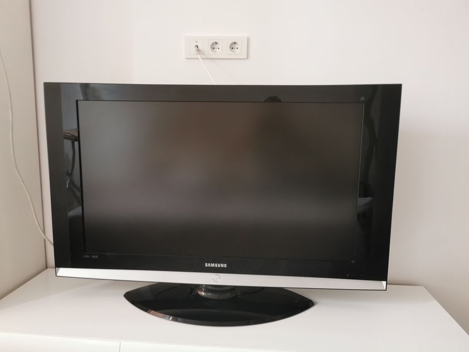 Televizor Samsung, diagonala 80 cm.