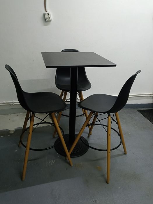 Masa de bar cu scaune