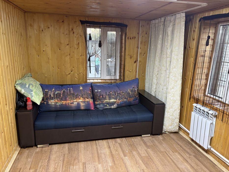 Домик с баней, беседкой.