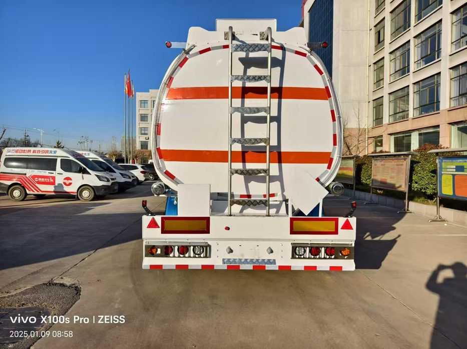 Tank yuk mashinasi, dizel, benzin tashish uchun maxsus yarim tirkama