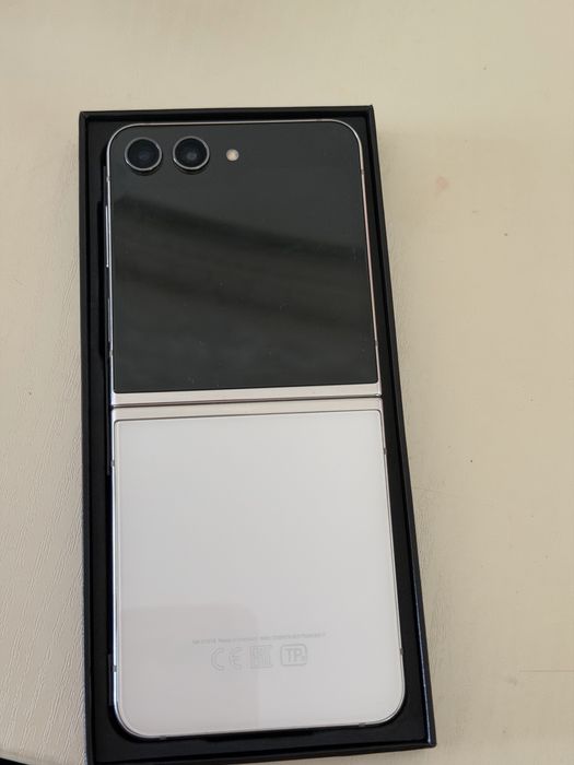 Продам самсунг z5 flip
