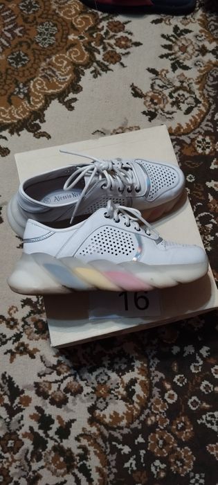 Кроссовки женские