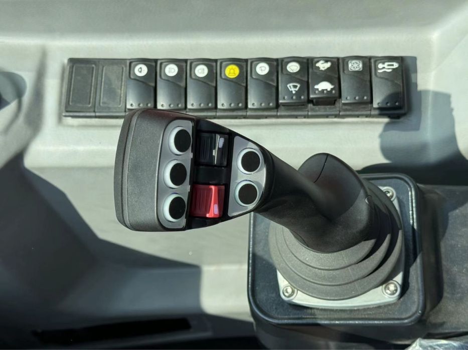 Телескопический погрузчик MLT 738