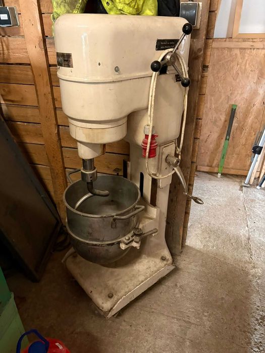 Mașină de frământat aluat industrială – funcțională