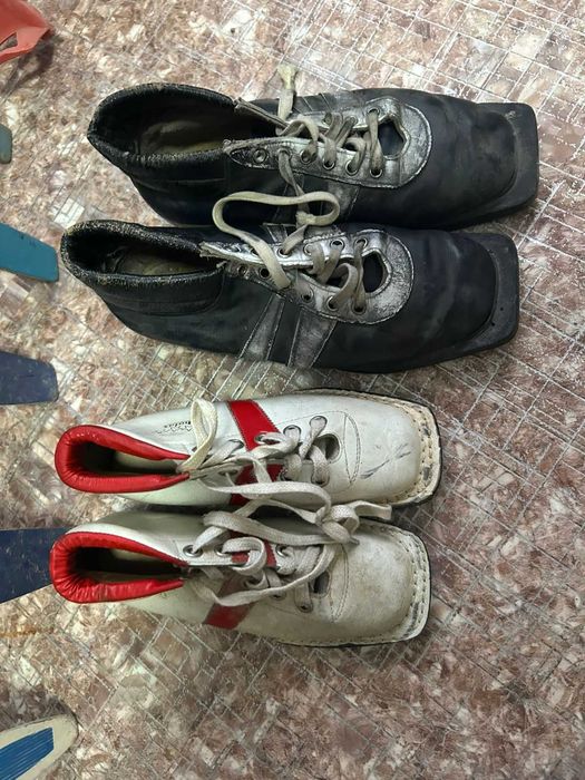 лыжи, три пары и ботинки