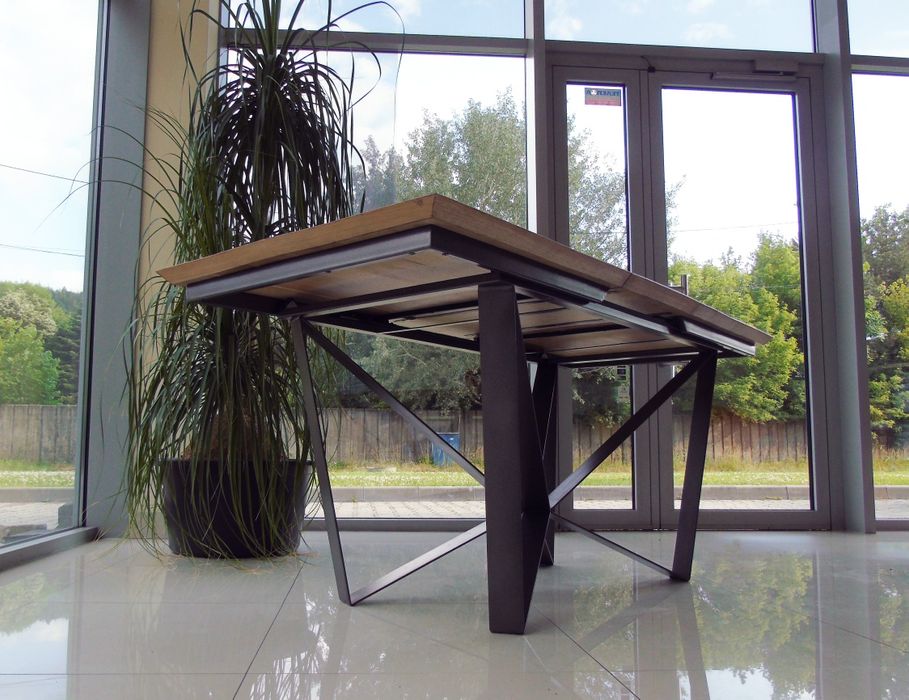 Трапезна маса с плот от дъб и метална основа