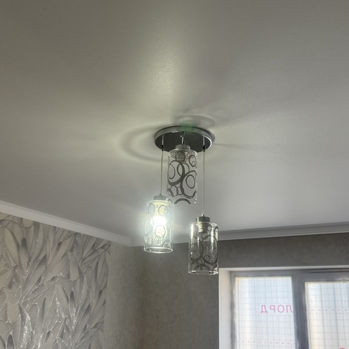 Почти новая люстра