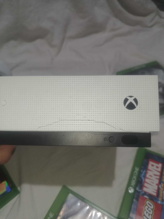 Xbox One S + 4 jocuri + controller (CITESTE DESCRIEREA)