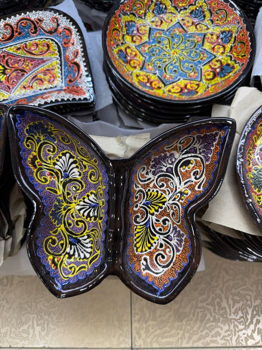 Qo‘lda ishlangan sopol lagan – milliy naqshlarda