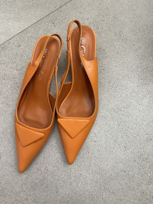 Два чифта нови обувки- оранжеви и черни