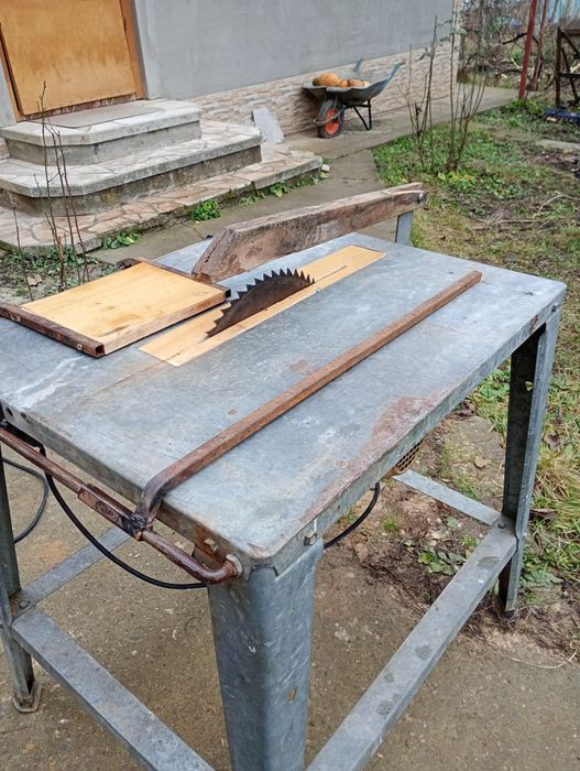 Circular cu masa 220v