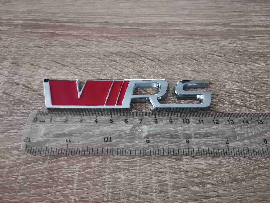 Skoda VRS червено със сребристо емблема