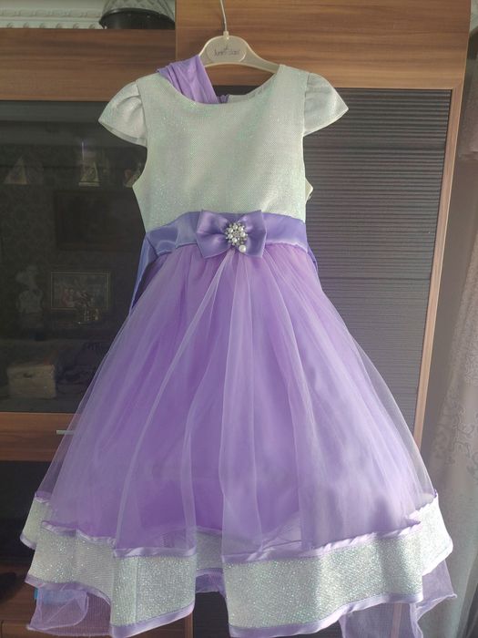 Красивое, пышное платье! На  5-7 лет.