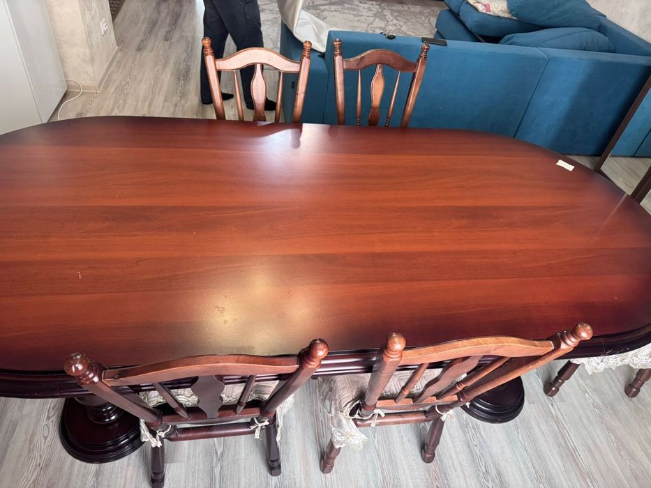 Стол со стульями из красного дерева