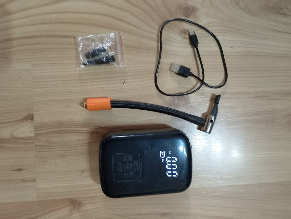 Електрическа помпа за надуване на гуми, дюшеци, топки и всичко